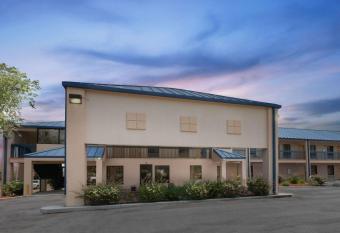 Super 8 by Wyndham Hattiesburg South has Smoking rooms