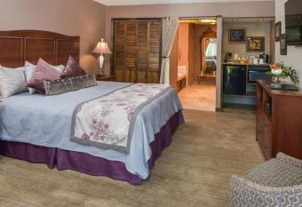 Best Western Plus Black Oak has rooms with a private hot tub