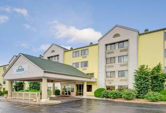 Days Inn & Suites by Wyndham Kansas City South has Smoking rooms