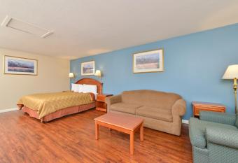 Hotel Hacienda at Ontario Ranch has rooms with a private hot tub