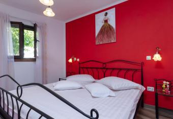 Apartment Red Romantic 2-1 has Balcony rooms