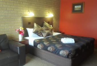 Hepburn Springs Motor Inn allows 18 year olds to book a room