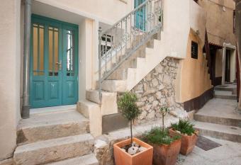 Apartments Mediteranea has Balcony rooms