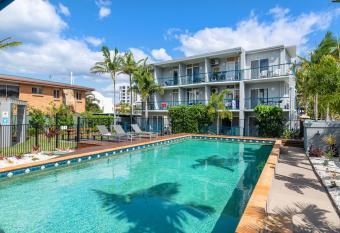 Broadwater Keys Holiday Apartments allows 18 year olds to book a room