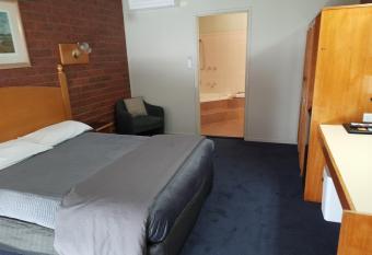 Abbotswood Motor Inn has rooms with a private hot tub