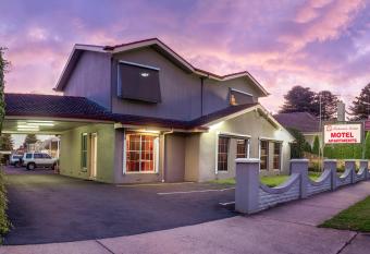 Redwood Manor Motel Apartments allows 18 year olds to book a room