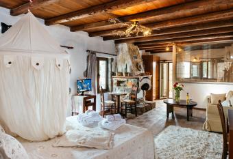 Vasilikata has rooms with a private hot tub