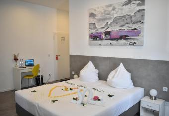 Motel Sch  nefeld allows 18 year olds to book a room