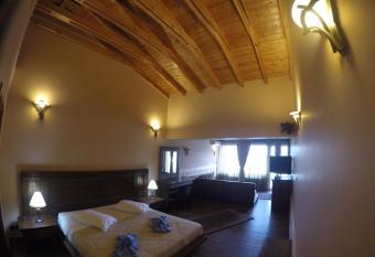 Hotel Loggas has rooms with a private hot tub