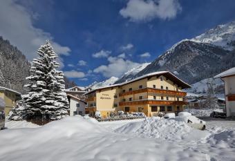 Fremdenpension Alpenruhe has Balcony rooms