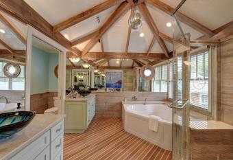 The Grey Owl Inn has rooms with a private hot tub