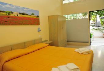 Cala Dei Normanni - Camere sul Lungomare has Balcony rooms