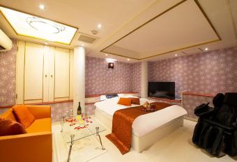 Hotel Gee (Adult Only) allows 18 year olds to book a room