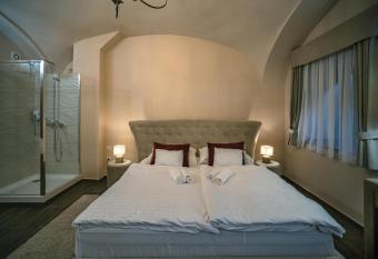 R  gi Posta   tterem   s Fogad   has rooms with a private hot tub