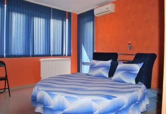 Hotel Milenium has rooms with a private hot tub