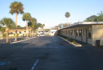 Sunshine Inn of Daytona Beach allows 18 year olds to book a room