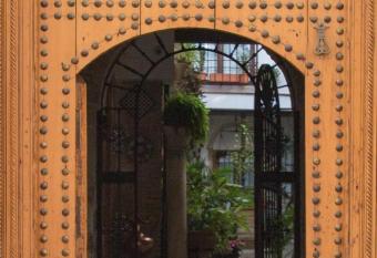 La Sultana Apartamentos allows 18 year olds to book a room