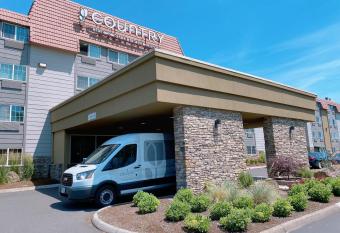 Country Inn & Suites, Portland Delta Park, OR allows 18 year olds to book a room