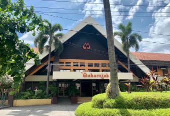 Maharajah Hotel has Balcony rooms