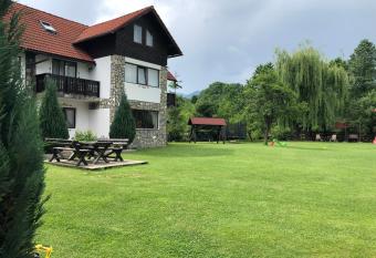 Garden Retreat has Balcony rooms