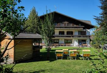 Garni Volgger has Balcony rooms