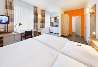 Townhouse D  sseldorf allows 18 year olds to book a room