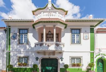 Villa Estef  nia em Sintra allows 18 year olds to book a room