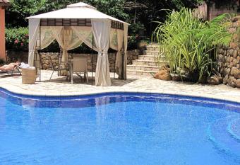 Los Almendros de San Lorenzo has Balcony rooms