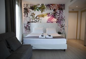 Smeraldo Suites & Spa has rooms with a private hot tub