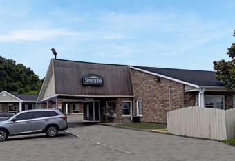 Sunrise Inn Williamstown allows 18 year olds to book a room