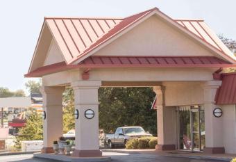 Days Inn by Wyndham Forsyth has Smoking/Balcony rooms