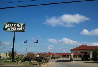 Royal Inn Pearsall allows 18 year olds to book a room