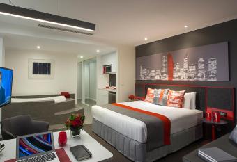 Citadines St Georges Terrace has rooms with a private hot tub