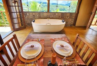 Su  te Sunset has rooms with a private hot tub