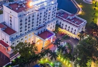 Sai Gon Phu Tho Hotel allows 18 year olds to book a room