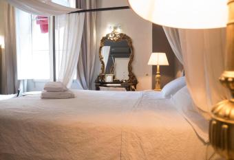 Les Chambres de Amelie B&B has rooms with a private hot tub