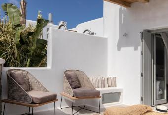 Adorno Beach Hotel and Suites has rooms with a private hot tub