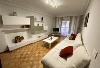 Piso c  ntrico y confortable Plaza del Oeste!!! allows 18 year olds to book a room