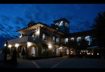 La Ribezza Boutique Hotel - Adults Only allows 18 year olds to book a room