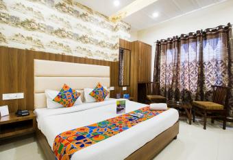 FabHotel Royal Villa Hussainpura Chowk allows 18 year olds to book a room