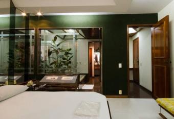 Hotel Paraguai (Adult Only) has rooms with a private hot tub