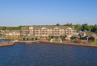 Chautauqua Harbor Hotel - Jamestown has rooms with a private hot tub