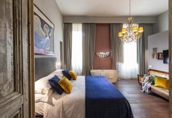 Casa Botticelli allows 18 year olds to book a room