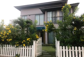 Valentine villas Ph   Qu   c has rooms with a private hot tub