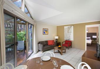 BreakFree Aanuka Beach Resort has rooms with a private hot tub