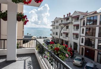 Villa Dudan LakeView has Balcony rooms