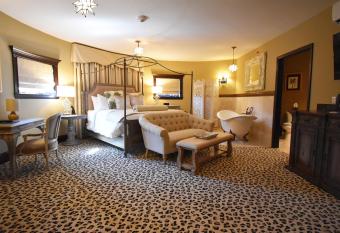 The Detroit Club has rooms with a private hot tub