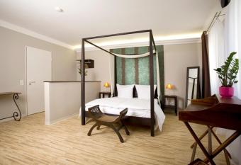 Pension Mariposa allows 18 year olds to book a room