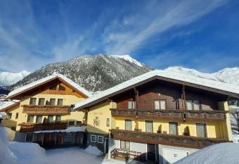 Eggerhof has Balcony rooms