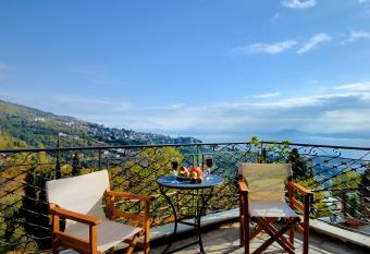 To Stefani tis Makrinas allows 18 year olds to book a room